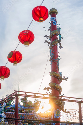 Obraz na płótnie Beautiful Elegant double golden dragon statue on the roof of on a temple for Chinese New Year Festival at Chinese shrine with blue sky. w salonie