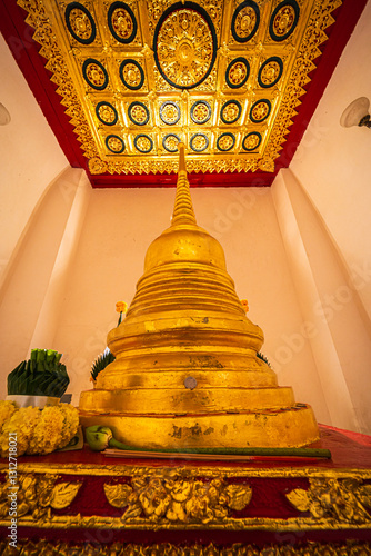 Obraz na płótnie Climb the prang to pay homage to the Buddha's relics at a large Phra Si Rattana Mahathat is a Buddhist temple (wat) event tourist attractions It is a major tourist attraction Phitsanulok,Thailand. w salonie
