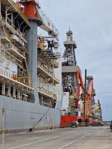 Obraz na płótnie Drillships rigs cold stacked at quayside