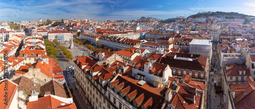 Obraz na płótnie Panoramic view of Figueres Square, houses with red tiled roofs and Sao Jorge Castle on a hill in Lisbon, Portugal w salonie