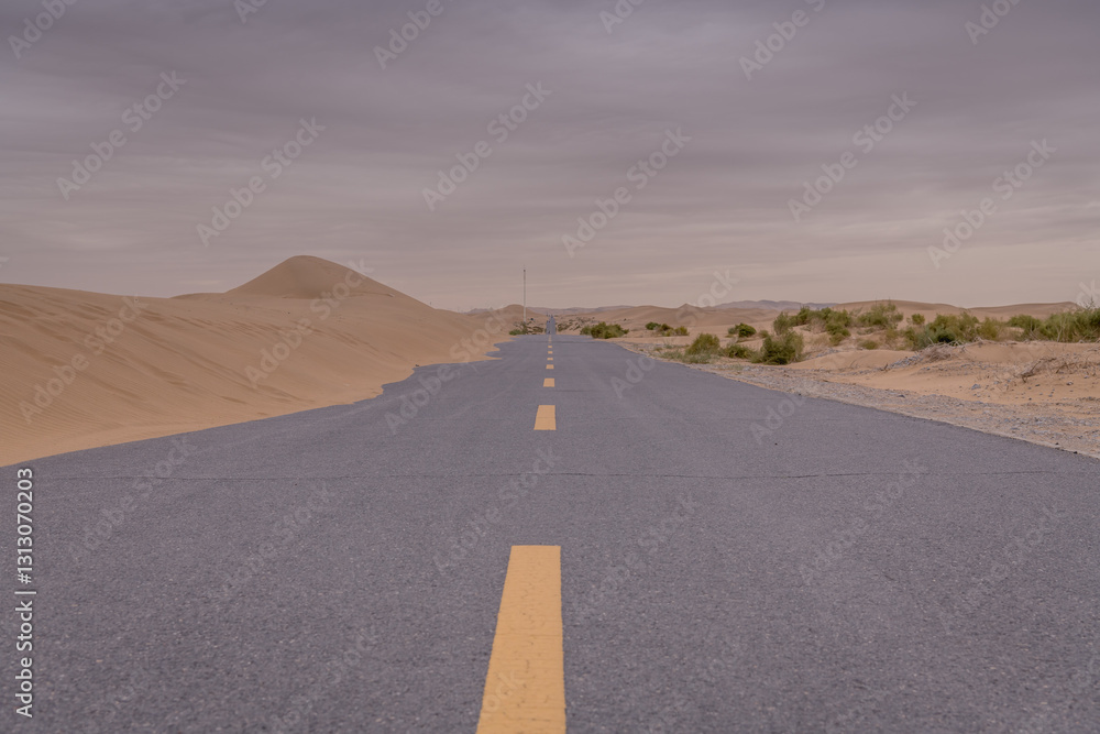Fotografie An empty highway going through the desert, Inner Mongolia, China