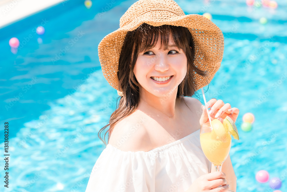 Φωτογραφία プールサイドでトロピカルジュースを飲む若いアジア人女性（リゾート・バカンス・バケーション）