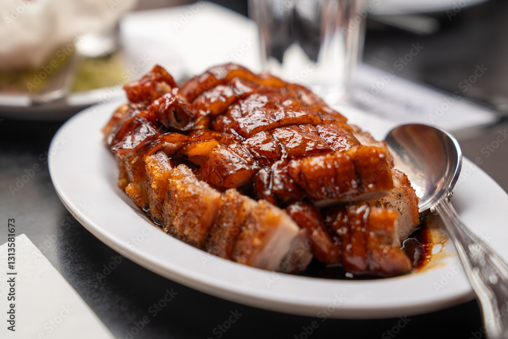 Φωτογραφία crispy pork and roasted duck is served with a caramelized glaze, embodying authentic Chinese barbecue flavors