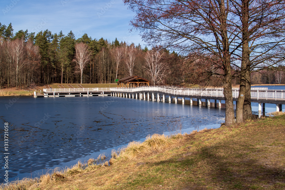 Przedwiośnie nad Zalewem Czapielówka w Puszczy Knyszyńskiej, Podlasie, Polska