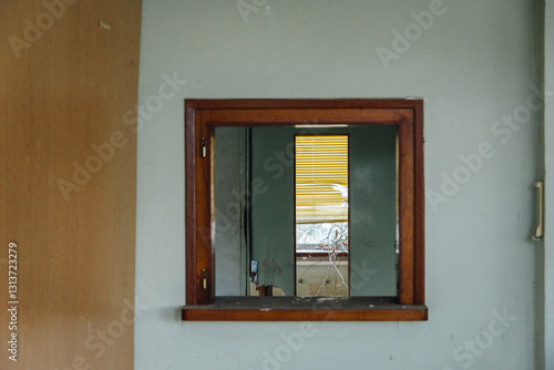 Entreprise abandonn  e. Faillite d une entreprise industrielle. Urbex. Fen  tre int  rieure. Effet graphique. Squat