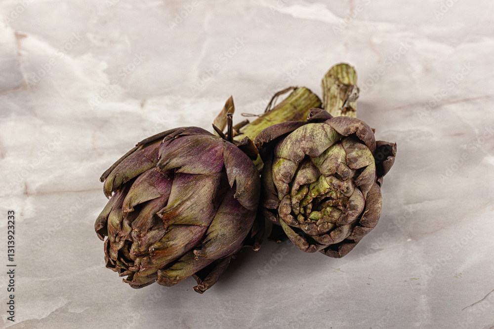 Obraz premium Organic food - Ripe raw green artichoke