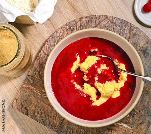 coulis de framboise sur une pâte crue dans une jatte en terre cuite avant mélange photo