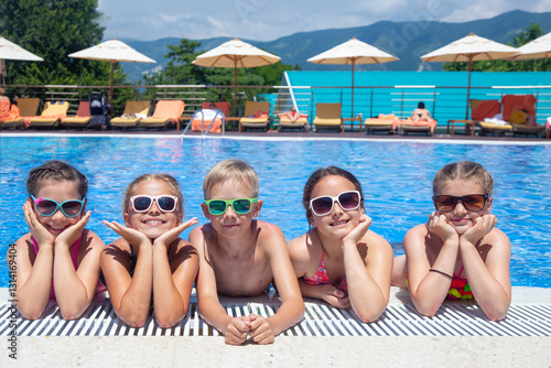 Obraz na płótnie Children play in pool at the resort w salonie