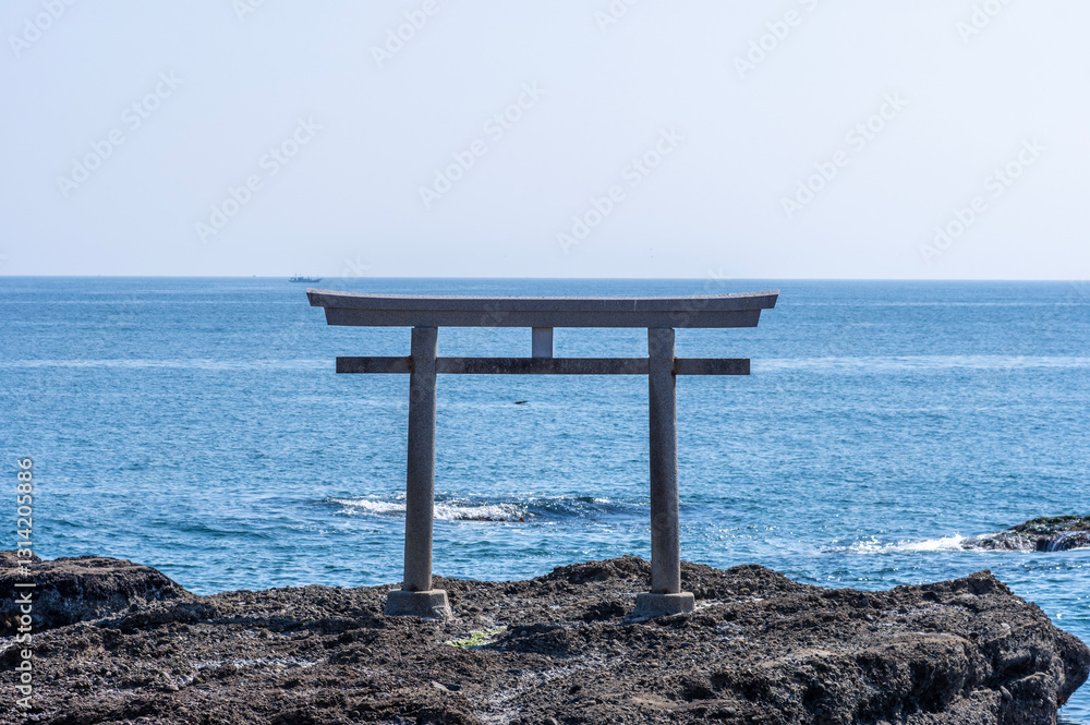青い海と大洗磯前神社