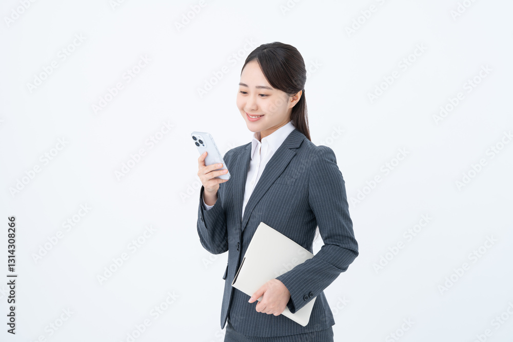 スマホを使う若いビジネスウーマン
