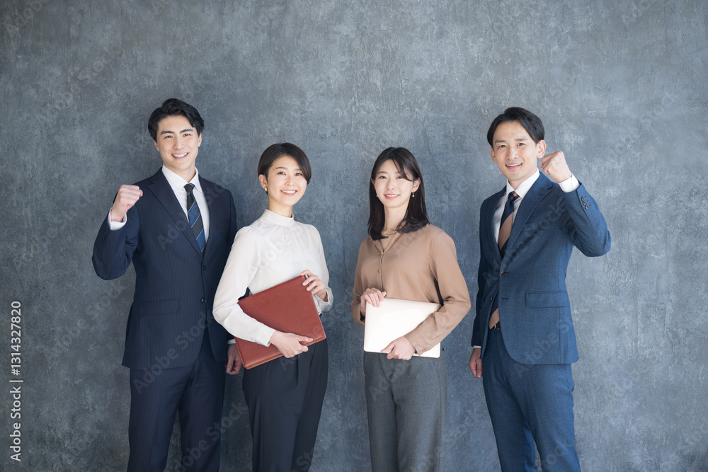 横並びのビジネスマン4人の複数　コンサルタント、不動産、士業などのイメージのガッツポーズ