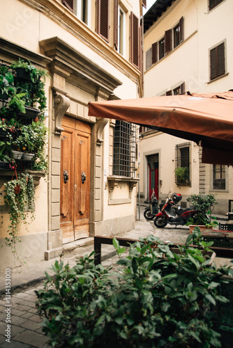 Fototapeta Naklejka Na Ścianę i Meble -  Italian courtyard with mopeds and narrow streets