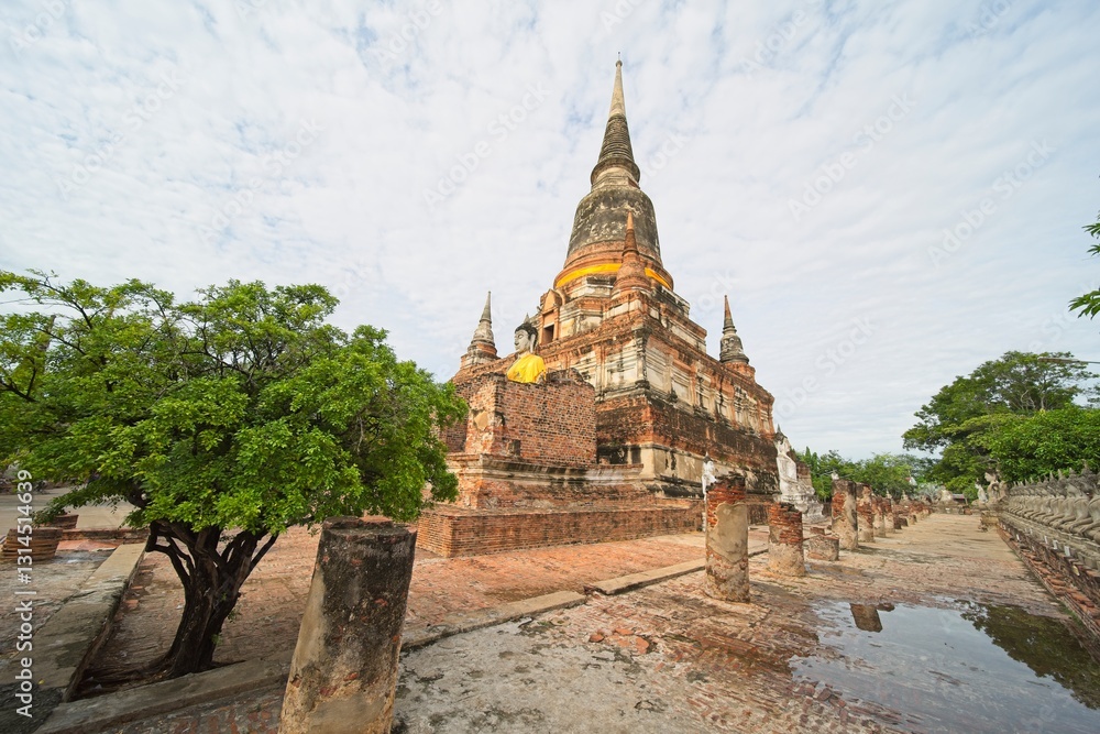 Fototapeta premium Wat Yai Chai Mongkon, in Ayutthaya Thailand