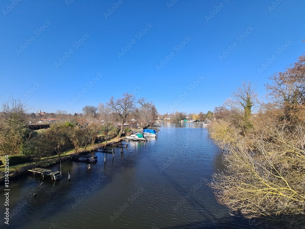 Fototapeta premium wunderschöner Wasserblick mit blauem Himmel - Sicht vom Katzengrabensteg aus - in Berlin Köpenick