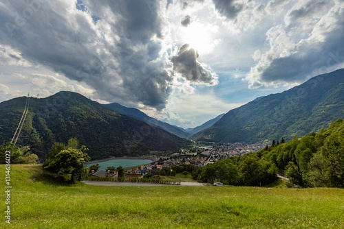 Panoramica sul paese di Edolo, in Lombardia, ed il suo ambiente naturale tra le montagne, in estate