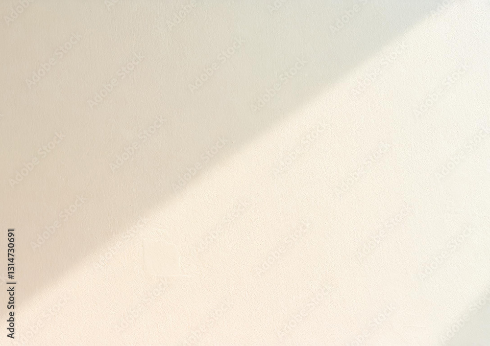 光の入ったアイボリーの壁