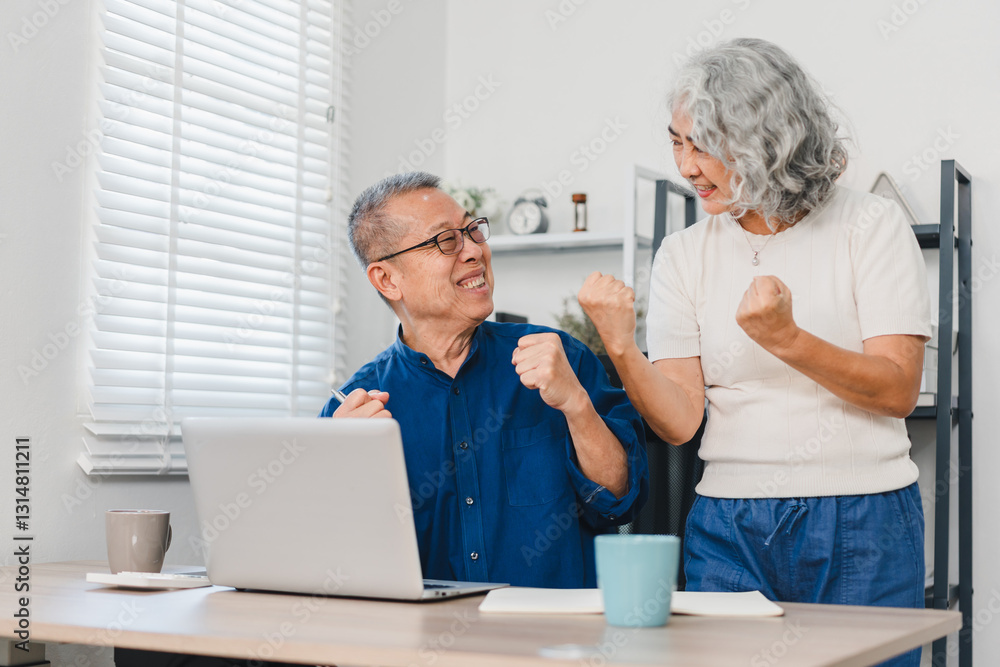 Obraz premium Happy Senior Couple Celebrating Success While Using Laptop at Home.