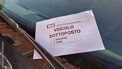 Sequestro amministrativo di auto, veicolo sottoposto a sequestro o fermo. Foglio con scritta in italiano, spazio bianco per scritta.