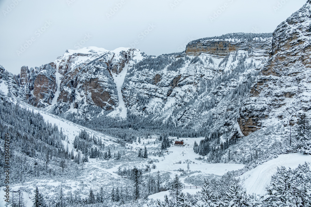 Ein Spaziergang durch den Tiefschnee in der Südtiroler Region am Berggasthaus Pederü - Südtirol - Italien
