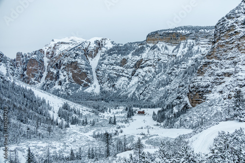 Obraz na płótnie Ein Spaziergang durch den Tiefschnee in der Südtiroler Region am Berggasthaus Pederü - Südtirol - Italien w salonie