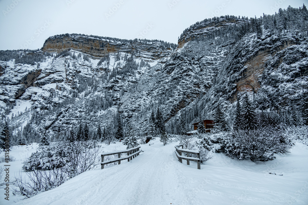 Ein Spaziergang durch den Tiefschnee in der Südtiroler Region am Berggasthaus Pederü - Südtirol - Italien
