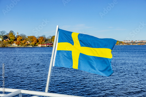 Schwedische Fahne auf einem Boot in Stockholm