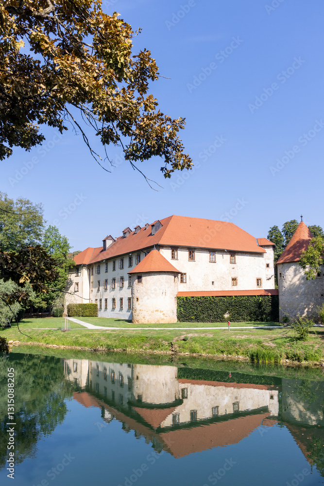 Obraz premium Scenic view of Otocec Castle at small island in Krka river in Slovenia