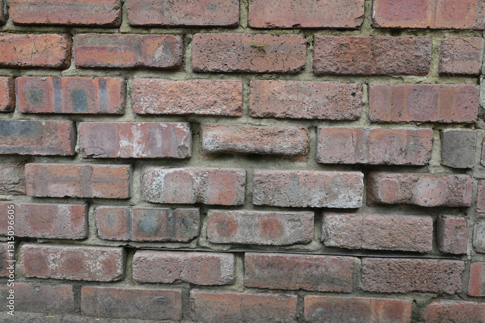 Obraz premium A brick wall with a few missing bricks