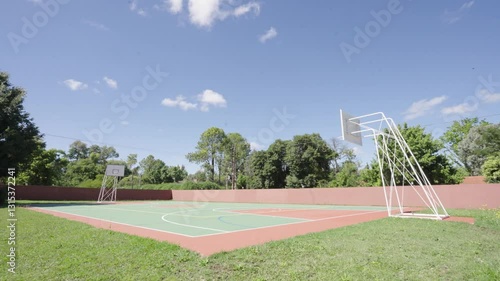 Wallpaper Mural Cancha de Basquet un dia soleado en un parque. Deportes. Deporte, Basqued, Basquet, baloncesto. Torontodigital.ca