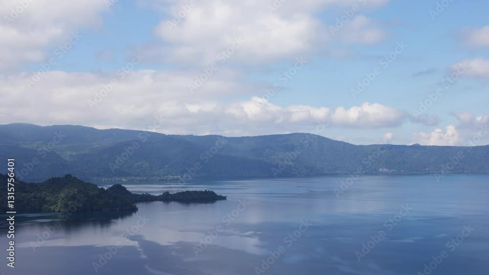 青空と雲に包まれた静寂の十和田湖 青空と雲に包まれた静寂の十和田湖