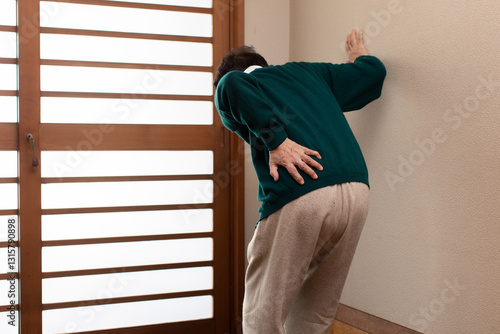 腰痛に悩む老人