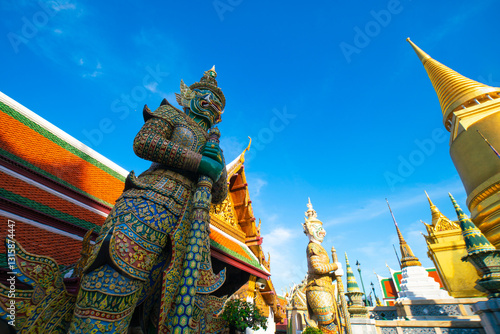 Foto Gold angel gaurd statue in Wat Phra Kaew emerald buddhist temple