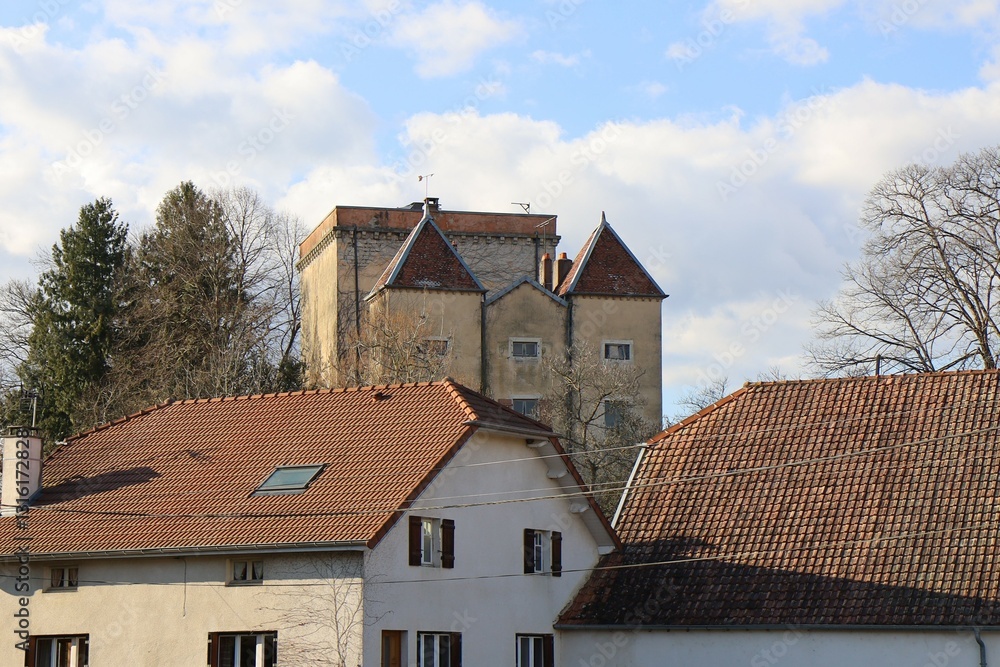 Ancien château médiéval, vue de l'extérieur, village de Chemilly, département de la Haute-Saône, France Ancien château médiéval, vue de l'extérieur, village de Chemilly, département de la Haute-Saône, France