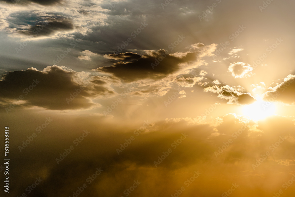 Obraz premium sun shining through clouds