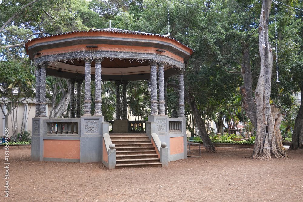 Plaza del Príncipe de Asturias ein kleiner Park im Stadtzentrum von Santa Cruz auf Teneriffa Plaza del Príncipe de Asturias ein kleiner Park im Stadtzentrum von Santa Cruz auf Teneriffa