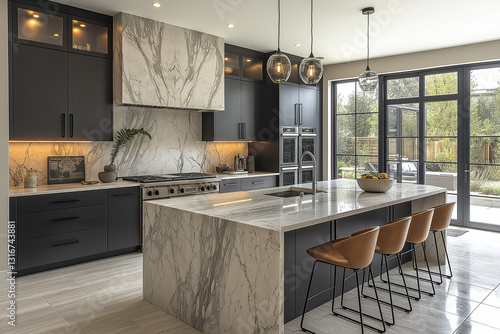 Photographie immobilière d'une cuisine contemporaine élégante avec armoires noir mat, comptoirs en marbre, grand îlot central et éclairage LED intégré pour un design moderne