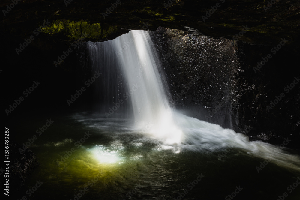 Fototapeta premium Waterfall in Natural Bridge, Springbrook National Park