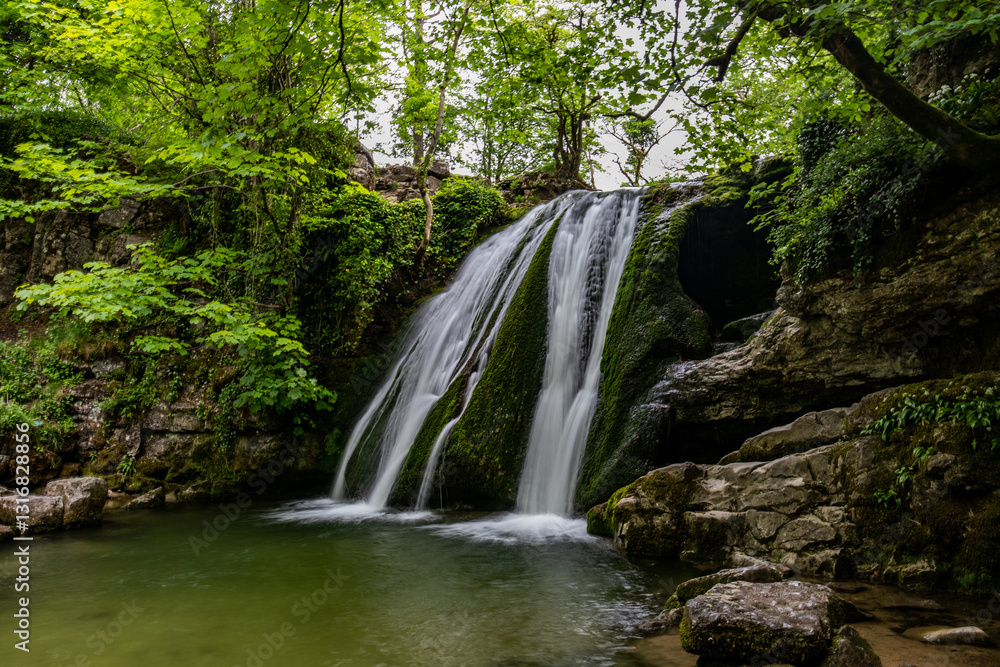 Obraz premium waterfall in the forest