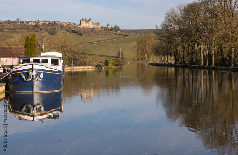 Fototapeta premium paysage le long du canal de Bourgogne, port de Vandenesse-en-auxois avec vue sur le village perché de Châteauneuf du département de la Côte-d'Or