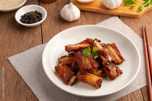 Cuadro en lienzo Air fryer fried Crispy pork spare ribs with garlic and pepper in white plate