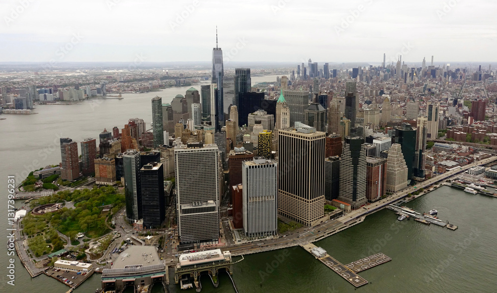 Obraz premium Aerial view of Lower Manhattan, including Wall Street, the One World Trade Center and the Hudson River