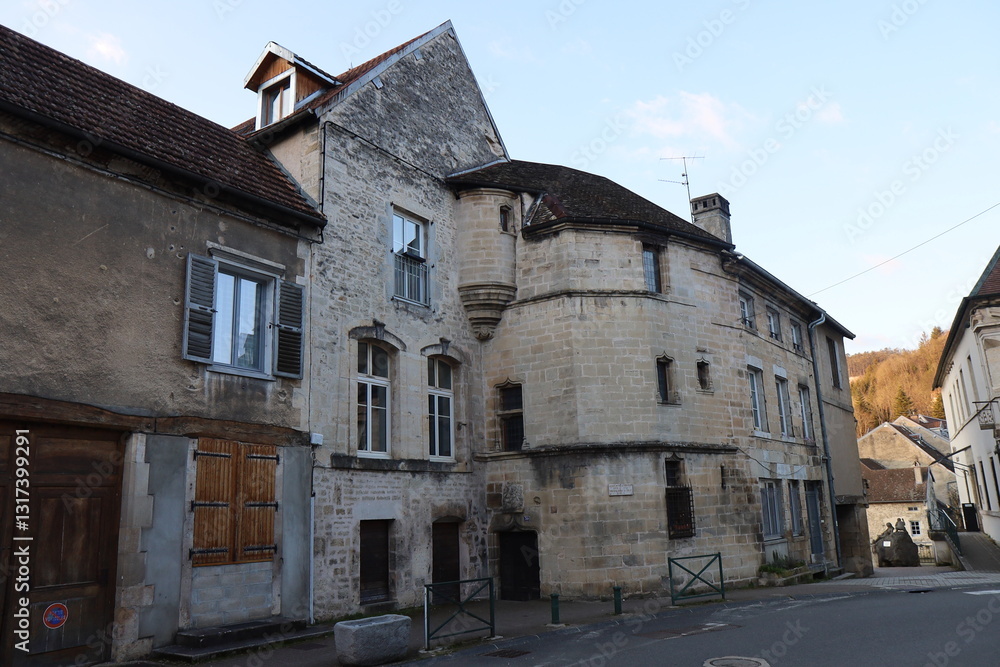 Bâtiment typique, vue de l'extérieur, ville de Ornans, département du Doubs, France