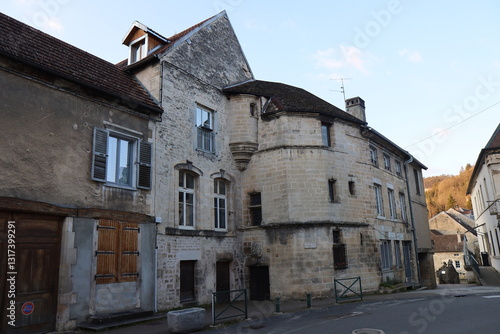 Bâtiment typique, vue de l'extérieur, ville de Ornans, département du Doubs, France