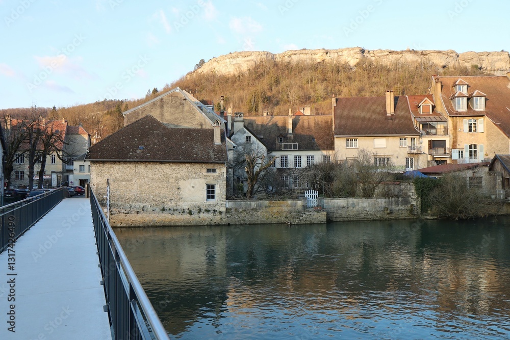 Maisons de long de la rivière la Loue, au coucher du soleil, ville de Ornans, département du Doubs, France