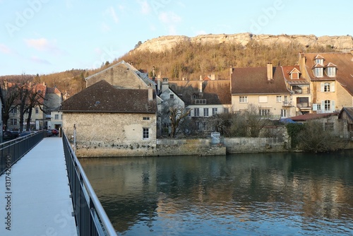 Obraz na płótnie Maisons de long de la rivière la Loue, au coucher du soleil, ville de Ornans, département du Doubs, France w salonie