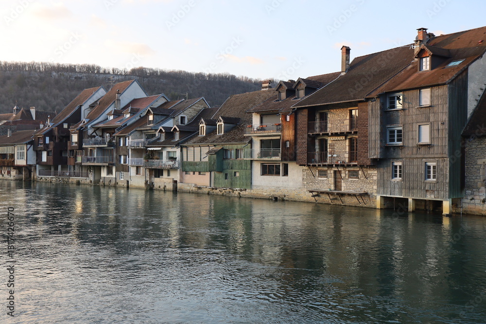 Maisons de long de la rivière la Loue, au coucher du soleil, ville de Ornans, département du Doubs, France
