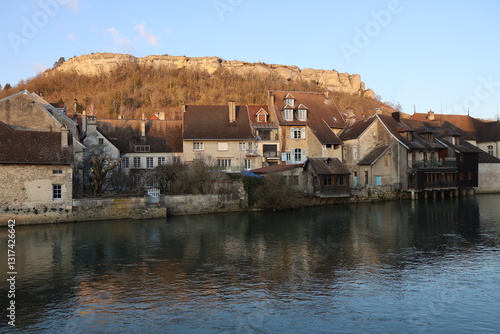 Obraz na płótnie Maisons de long de la rivière la Loue, au coucher du soleil, ville de Ornans, département du Doubs, France w salonie