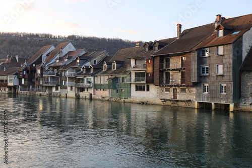 Obraz na płótnie Maisons de long de la rivière la Loue, au coucher du soleil, ville de Ornans, département du Doubs, France w salonie