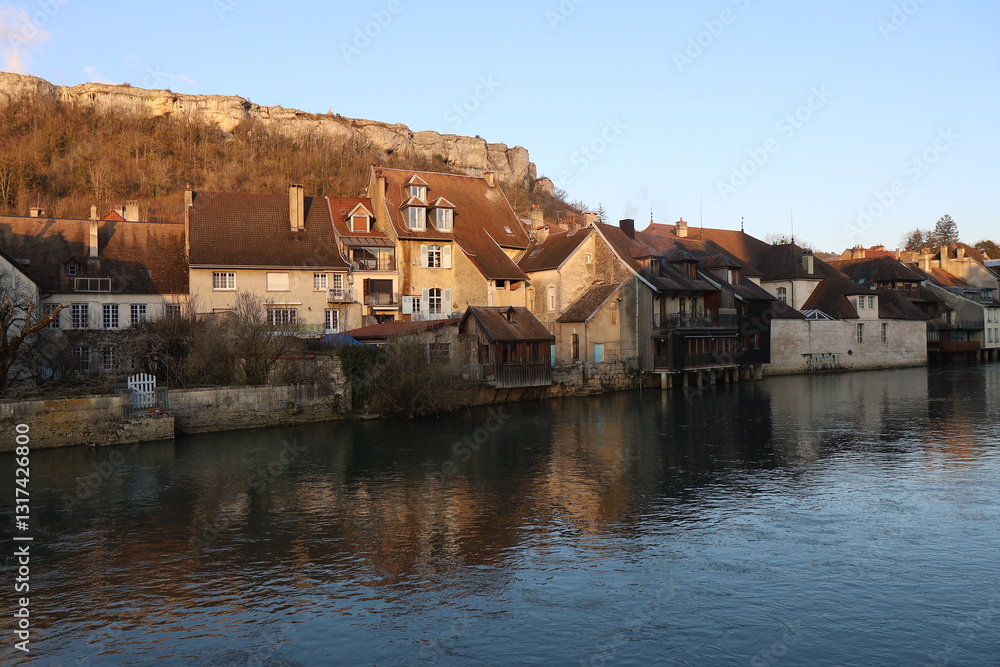 Maisons de long de la rivière la Loue, au coucher du soleil, ville de Ornans, département du Doubs, France