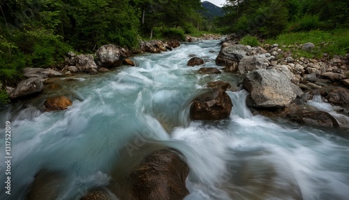 Un arroyo de montaña de rápido movimiento exuda una energía vibrante a medida que el agua se precipita sobre las rocas, produciendo una mezcla armoniosa de sonido y movimiento, 4k
